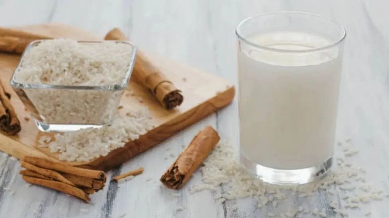 సమ్మర్‌లో చాలా మంది ఎదుర్కొనే ప్రధాన సమస్య ముఖం నల్లగా మారడం. ఎండవల్ల చర్మం త్వరగా నల్లగా మారుతుంది. ఇలా ఎండ వల్ల మీరు కోల్పోయిన కాంతిని తిరిగి పొందాలన్నా, చర్మాన్ని ఆరోగ్యంగా ఉంచుకోవాలన్నా ఇంట్లో ఉండే రైస్ వాటర్ అద్భుతంగా పనిచేస్తుంది. రైస్ వాటర్‌లో చర్మ సౌందర్యానికి అనుకూలమైన అనేక పోషకాలు ఉంటాయి. ఇవి చర్మానికి తేమను అందించి, మచ్చలను తొలగించి, చర్మాన్ని మృదువుగా చేస్తాయి. కాబట్టి రైస్‌ వాటర్ ఫేస్‌ ప్యాక్‌ ముఖాన్ని ఎలా మెరిపించుకోవాలో చూద్దాం.