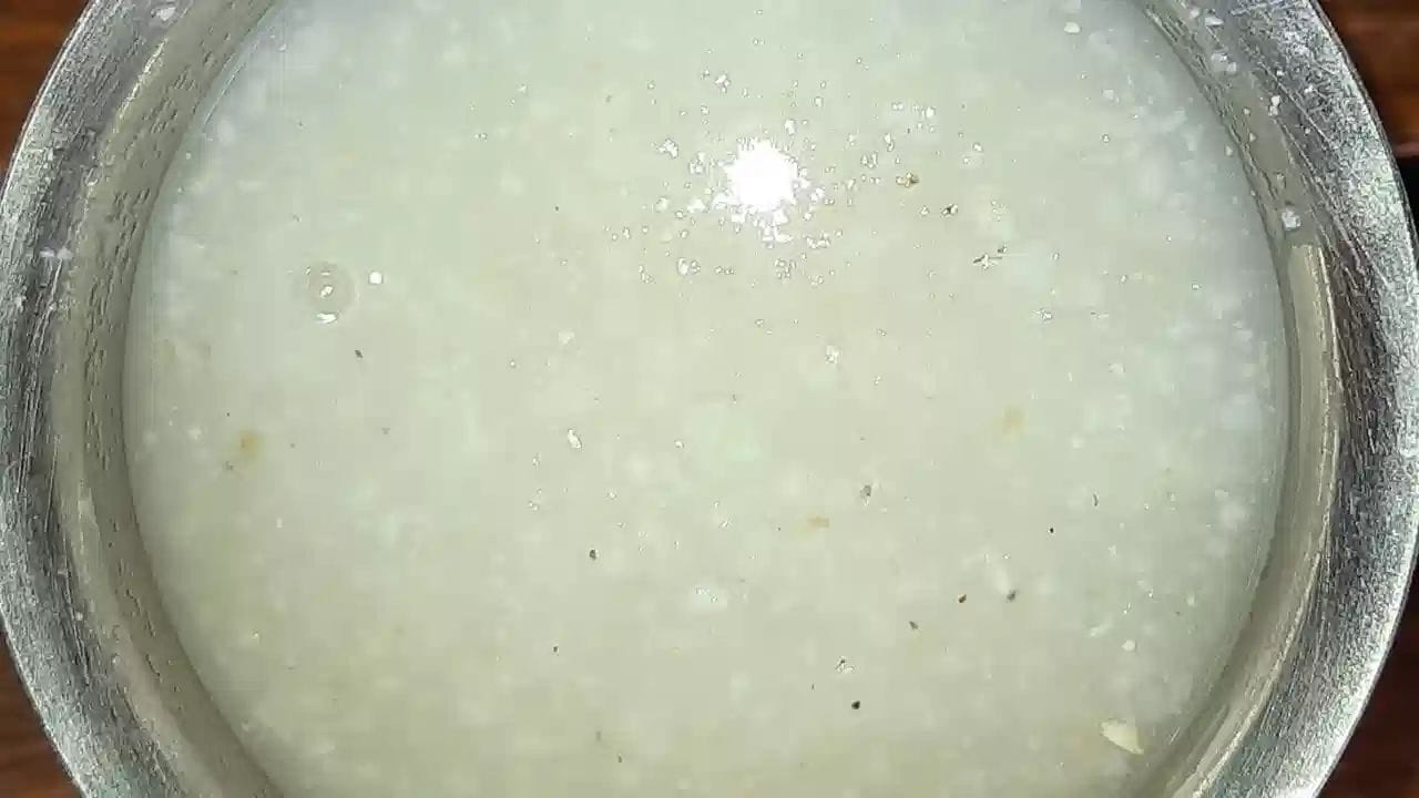 రైస్ జెల్ తయారీ విధానం: రైస్ వాటర్  జెల్‌ తయారు చేసుకునేందుకు ముందుగా బియ్యాన్ని రెండుసార్లు శుభ్రంగా కడగాలి. తర్వాత రెండు కప్పుల నీటిలో 15 నిమిషాల పాటు ఉడికించాలి. నీరు తెల్లగా పాల రంగులో మారే వరకు ఉడికించాలి. ఉడికిన మిశ్రమాన్ని చల్లార్చిన తర్వాత మిక్సీలో వేసి మెత్తగా బ్లెండ్ చేయాలి. ఈ పేస్ట్‌ను ఒక పలచని వస్త్రం లేదా జల్లెడ సహాయంతో వడకట్టాలి. ఆ తర్వాత వచ్చిన మిశ్రమాన్ని 30 నిమిషాల పాటు ఫ్రిజ్‌లో ఉంచాలి.