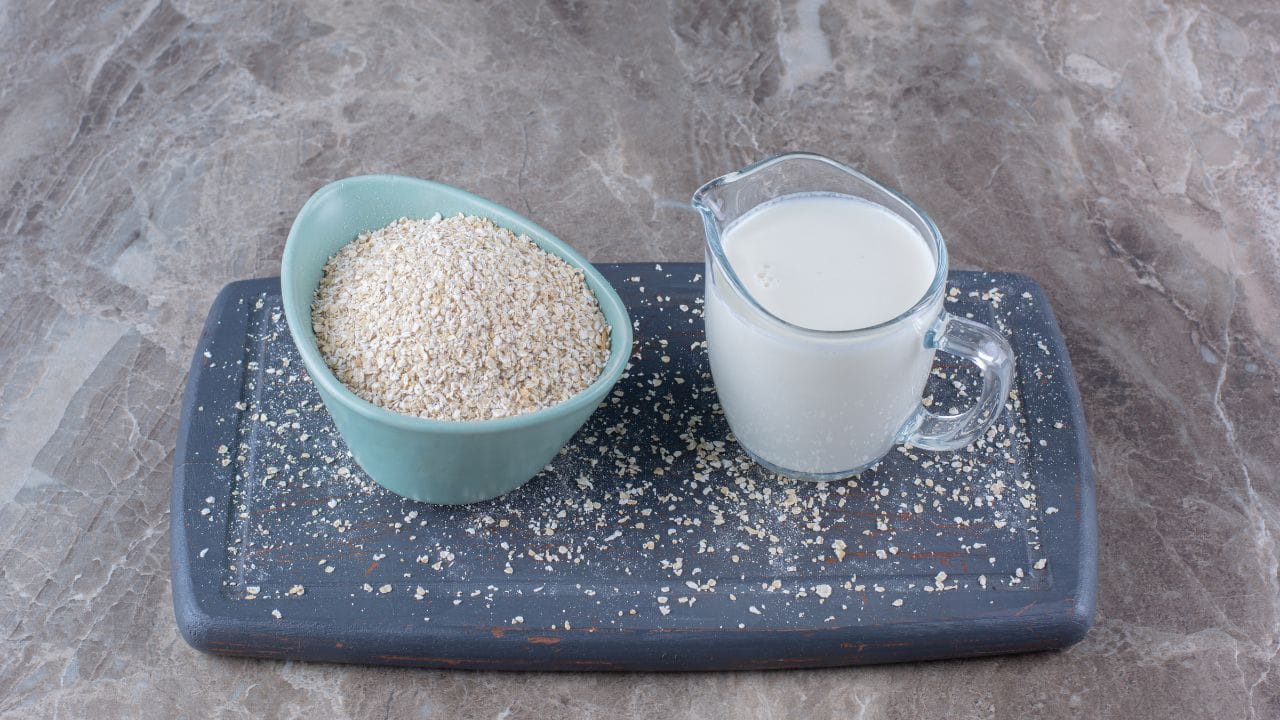 ప్రకాశవంతమైన చర్మం: సమ్మర్ ఎక్కువగా బయట తిరగడం వల్ల ముఖం త్వరగా నల్లబడుతుంది. బియ్యం నీటిలో ఉండే సమ్మేళనాలు పిగ్మెంటేషన్ మార్గాలను సున్నితంగా ప్రభావితం చేసి, మరింత సమమైన ఛాయను ప్రోత్సహించడంలో సహాయపడతాయి. NIH ద్వారా ప్రచురించబడిన ఒక ఓపెన్-లేబుల్ క్లినికల్ అధ్యయనంలో చర్మంపై నల్లని మచ్చలను తగ్గించి, సహజమైన కాంతిని అందించడంలో బియ్యం నీరు సహాయపడుతుంది. ఇది చర్మ రంగును సమానంగా ఉంచుతుందని తేలింది.