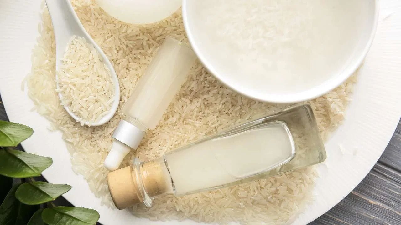 రైస్ వాటర్ జల్‌ ఎలా ఉపయోగించాలి?: జెల్ రాసుకునే ముందు ముఖాన్ని నీటితో శుభ్రంగా కడుక్కోవాలి. జెల్‌ను ముఖంపై రాసి, వేళ్లతో సున్నితంగా రాసుకోవాలి. ఆ తర్వాత సన్‌స్క్రీన్ లేదా నైట్ క్రీమ్ రాసుకోవచ్చు.రాత్రి పడుకునే ముందు ఈ జెల్ రాసుకోవడం చాలా మంచిది. ఇది రాత్రంతా చర్మం లోపలి పొరల్లోకి వెళ్లి పనిచేస్తుంది. దీనిని ప్రతిరోజూ రాత్రి పూట వాడవచ్చు. మీ చర్మం మరీ పొడిగా ఉంటే రోజుకు రెండుసార్లు కూడా ఉపయోగించవచ్చు.