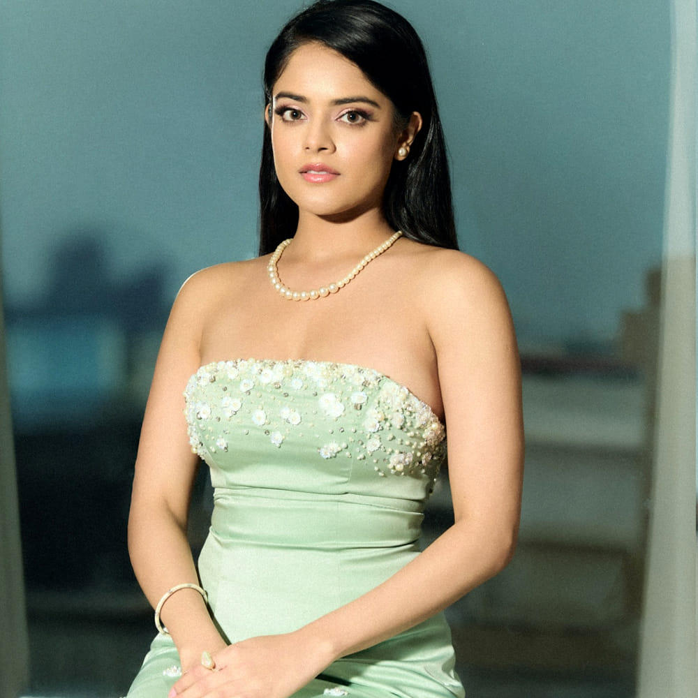 ఇటీవలే ప్రభాస్ హీరోగా నటించిన రాజా సాబ్ సినిమాలో నటించింది. రాజా సాబ్ సినిమాలో ఓ హీరోయిన్ గా నటించింది కానీ ఈ సినిమా కూడా ఆశించిన స్థాయిలో ఆకట్టుకోలేకపోయింది. రాజాసాబ్ సినిమాలో గ్లామరస్ గా కనిపించి కవ్వించింది ఈ సుందరి. 