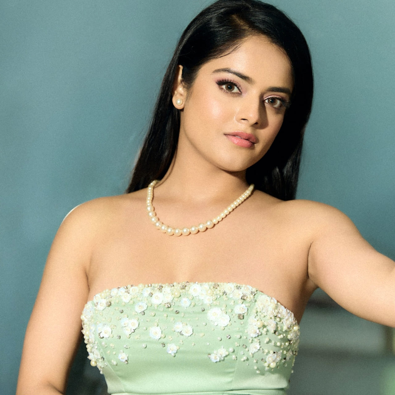 అందాల ముద్దుగుమ్మ రిద్ది కుమార్.. ఈ అమ్మడు రాజ్ తరుణ్ హీరోగా నటించిన లవర్ అనే సినిమాతో టాలీవుడ్  ఇండస్ట్రీలోకి అరంగేట్రం చేసింది. లవర్ సినిమాలో అందం, అభినయంతో కట్టిపడేసింది రిద్ది కుమార్. చాలా కాలం గ్యాప్ తీసుకున్న తర్వాత ప్రభాస్ నటించిన రాధేశ్యామ్ సినిమాలో కీలకపాత్రలో కనిపించింది.