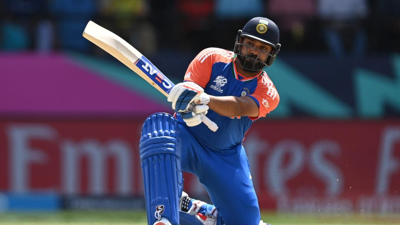 అంతర్జాతీయ వన్డేల్లో రోహిత్ శర్మ 264 పరుగులు అత్యధిక వ్యక్తిగత స్కోరు నమోదు చేశాడు. 2014 నవంబర్ 13న శ్రీలంకతో జరిగిన మ్యాచ్లో హిట్‌మ్యాన్ ఈ అరుదైన ఘనతను అందుకున్నాడు. అప్పటికే భారత్ తరపున వన్డేలో డబుల్ సెంచరీ సాధించిన మూడో బ్యాట్స్‌మెన్‌గా గుర్తింపు పొందిన రోహిత్ శర్మ.. ఈ మ్యాచ్‌తో రెండో డబుల్ సెంచరీ తన ఖాతాలో వేసుకున్నాడు. సచిన్ టెండూల్కర్, వీరేంద్ర సేహ్వాగ్.. రోహిత్ శర్మ కన్నా ముందే డబుల్ సెంచరీలు సాధించిన విషయం తెలిసిందే. అయితే శ్రీలంక మ్యాచ్‌లో 100 బంతుల్లో సెంచరీ పూర్తి చేసుకున్న రోహిత్ అనంతరం ఆకాశమే హద్దుగా చెలరేగిపోయాడు. దీంతో మిగతా 164 పరుగులు కేవలం 73 బంతుల్లోనే నమోదయ్యాయి. 33 బౌండరీలు, 9 సిక్సర్లతో వీరవిహారం చేయడంతో భారత్ 404 పరుగుల భారీ స్కోరు చేసింది. ఈ మ్యాచ్‌లో రోహిత్‌కు నాలుగు పరుగుల వ్యక్తిగత స్కోరు వద్ద లైఫ్ లభించింది. ఆ అవకాశాన్ని అందుకున్న రోహిత్ శర్మ మరెవరికీ సాధ్యం కాని దరిదాపుల్లో రాని రికార్డును తన పేరిట లిఖించాడు.