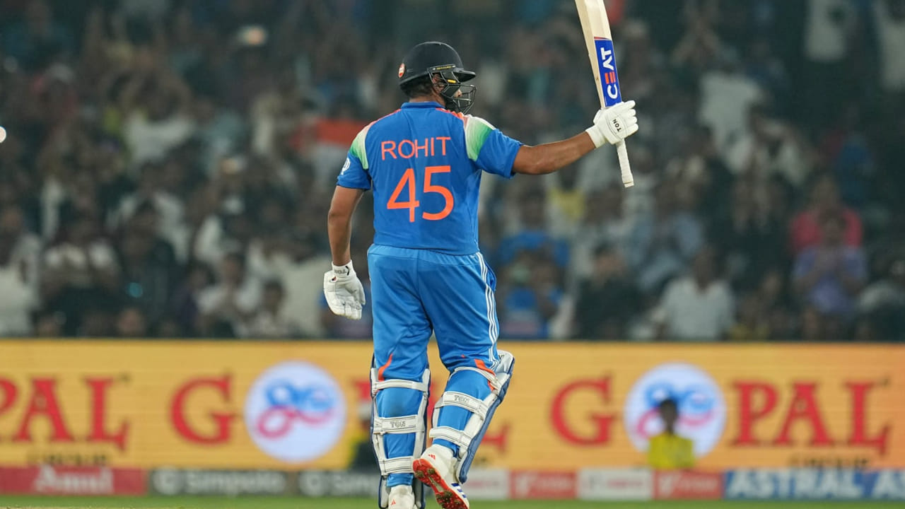 అంతర్జాతీయ వన్డేల్లో మూడు డబుల్ సెంచరీలు సాధించిన ఏకైక ప్లేయర్ రోహిత్ శర్మ. చివరిసారిగా 2017లో శ్రీలంకపై రెండోసారి డబుల్ సెంచరీ చేసిన హిట్ మ్యాన్ 2013లో ఆస్ట్రేలియాపై 209 పరుగులతో.. అలాగే 2014లో శ్రీలంకపై 264 పరుగులు చేశాడు. దీంతో మరెవరికీ సాధ్యం కానీ మూడు డబుల్ సెంచరీల రికార్డును తన పేరిట లిఖించాడు. ఈ రికార్డును అధిగమించడం ప్రస్తుత తరంలో పాటు రాబోయే తరానికి కూడా కష్టమే.