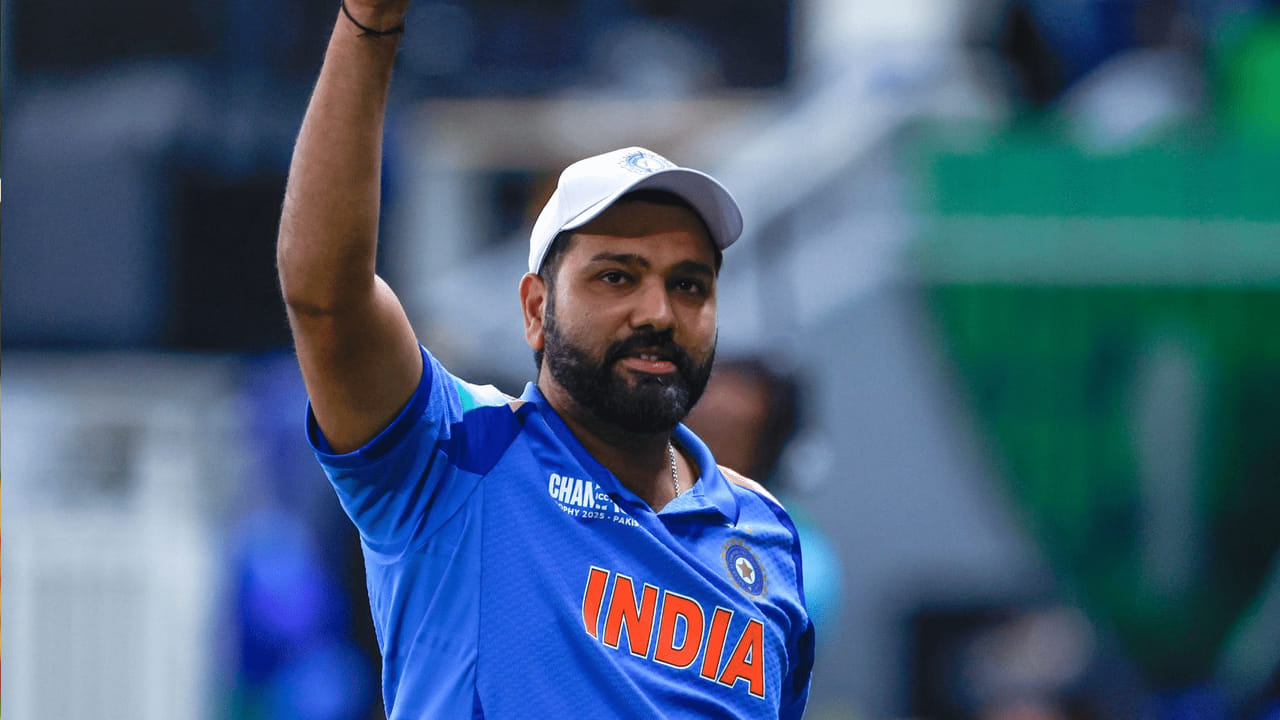 తన విధ్వంసకర బ్యాటింగ్‌కు సరిగ్గా సరిపోయే ధనాధన్ టీ20 ఫార్మాట్‌లో రోహిత్ శర్మ అరుదైన ఘనతను సొంతం చేసుకున్నాడు. 2007లో ఇంగ్లాండ్‌పై అరంగేట్రం చేసిన హిట్ మ్యాన్ 100 టీ20లో 140 స్ట్రైక్ రేటుతో 2773 పరుగులు చేశాడు. ఇందులో 21 హాఫ్ సెంచరీలు, నాలుగు సెంచరీలు ఉన్నాయి. అయితే టీ20ల్లో నాలుగు సెంచరీలతో అత్యధిక శతకాలు బాదిన బ్యాట్స్‌మెన్‌గా రోహిత్ శర్మ గుర్తింపు పొందాడు. రోహిత్ శర్మ తర్వాత గ్లెన్ మాక్స్‌వెల్, కోలీన్ మున్రో మూడు సెంచరీలతో తర్వాతి స్థానంలో ఉన్నారు. ఇక భారత్ నుంచి కేఎల్ రాహుల్ ఒక్కడే రెండు శతకాలు బాదాడు. 