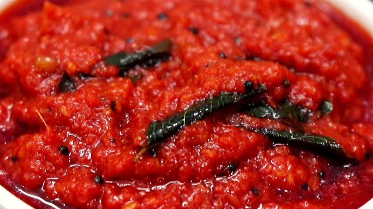 రోజా పువ్వు చట్నీ తయారీ విధానం
ముందుగా గ్యాస్ స్టవ్ వెలిగించి పాన్‌లో కొద్దిగా ఆయిల్ వేసి ఒక కప్పు వేరుశెనగలు, నాలుగు ఎండు మిర్చి వేసి బాగా వేయించాలి. ఇప్పుడు రోజా పువ్వు రెక్కలును కూడా వేసి మూడు నిమిషాల పాటు బాగా వేయించాలి.