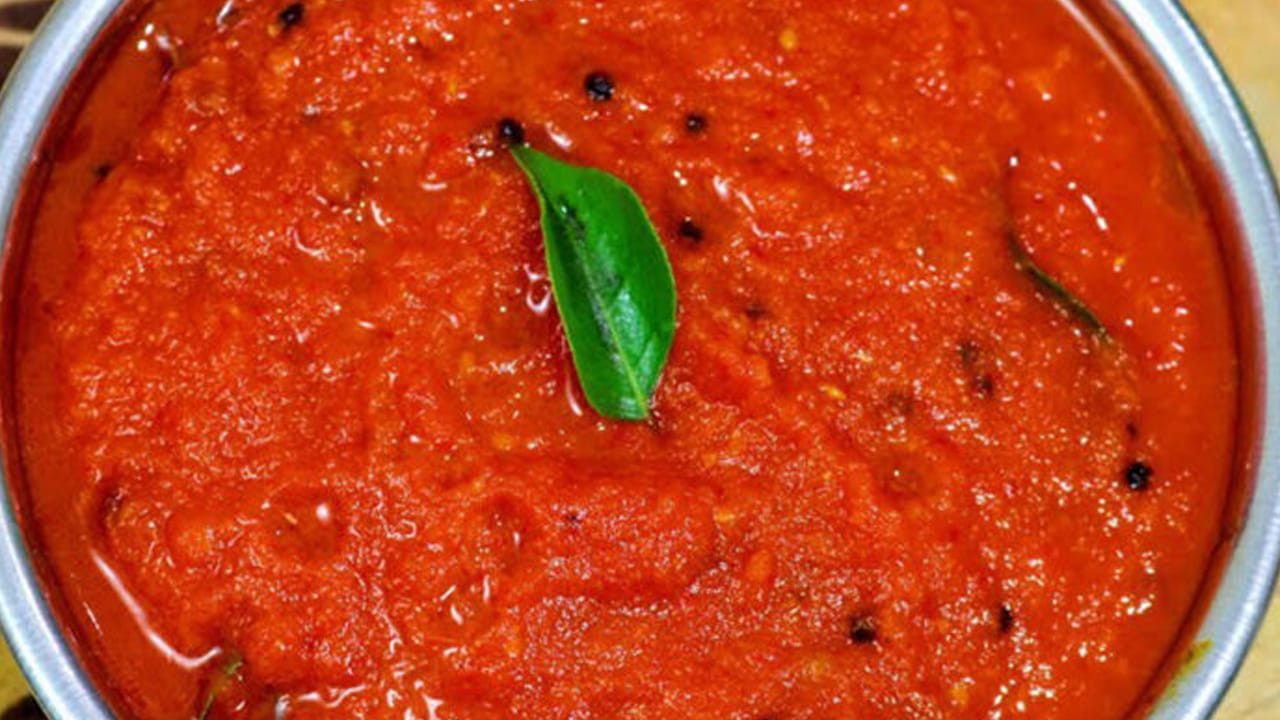 ఈ మిశ్రమాన్ని కిందకు దించుకుని చల్లారిన తర్వాత మిక్సీ జార్‌లో వేసి కొద్దిగా కొబ్బరి, వెల్లుల్లి,  నిమ్మకాయంత చింతపండు, ఉప్పును  వేసి  మెత్తగా మిక్సీ పట్టుకోవాలి. ఇంకా దీనిలో  కొద్దిగా నీరు వేసి దీనిని చట్నీలా చేసుకోవాలి.