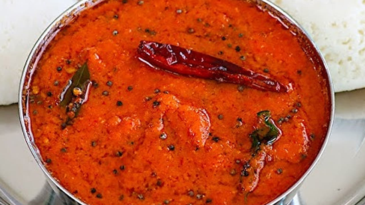 ఇప్పుడు పాన్‌లో ఆయిల్ వేసి ఆవాలు, అర టేబుల్ స్పూన్ మినప్పప్పు, నాలుగు ఎండు మిర్చి, కరివేపాకు ఆకులు వేసి ఆ తాలింపును పచ్చడి మిశ్రమంలో పోయాలి.