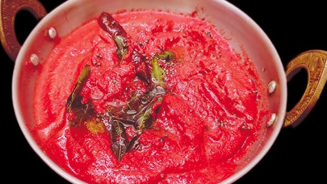 అంతే.. వేడి వేడి తంజావూర్ స్టైల్ రోజా పువ్వు చట్నీ రెడీ. దీనిని ఇడ్లీ, దోసెలతో తింటే అదిరిపోతోంది. మీరు కూడా ఈ సారి మీ ఇంట్లో చేసుకుని తినండి. ఒక రోజు చేస్తే రోజూ చేసుకుని తింటారు. 