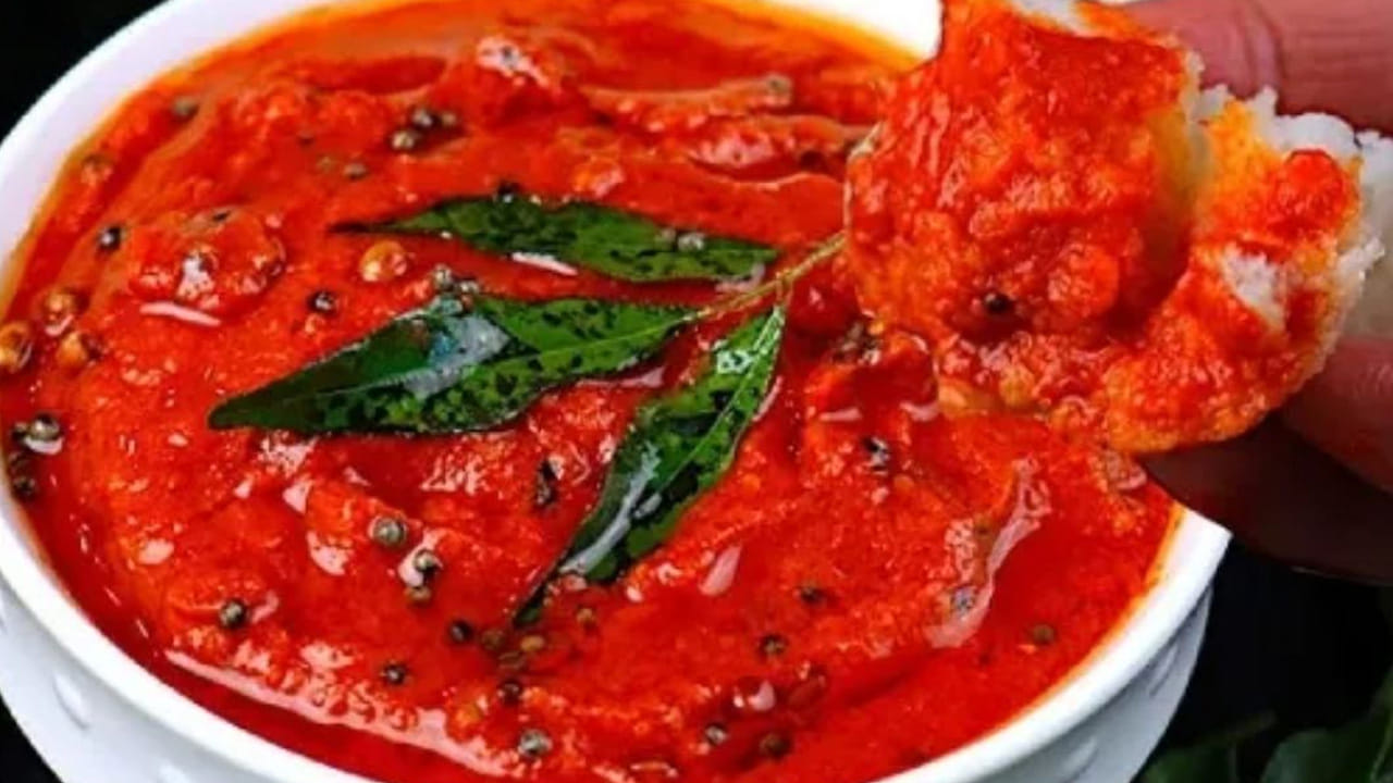 
కావాల్సిన పదార్థాలు: ఒక కప్పు తాజా రోజా పువ్వు రెక్కలు, అర కప్పు తురిమిన కొబ్బరి , రెండు టేబుల్ స్పూన్స్ వేరుశెనగలు, 
నాలుగు ఎండు మిర్చి , 5 వెల్లుల్లి రెబ్బలు , కొద్దిగా చింతపండు , రుచికి సరిపడా ఉప్పు, ఒక టేబుల్ స్పూన్ నూనె, అర టేబుల్ స్పూన్ 
ఆవాలు , అర టేబుల్ స్పూన్ మినప్పప్పు , నాలుగు కరివేపాకు ఆకులు,  రెండు ఎండు మిర్చిని తీసుకోవాలి. 