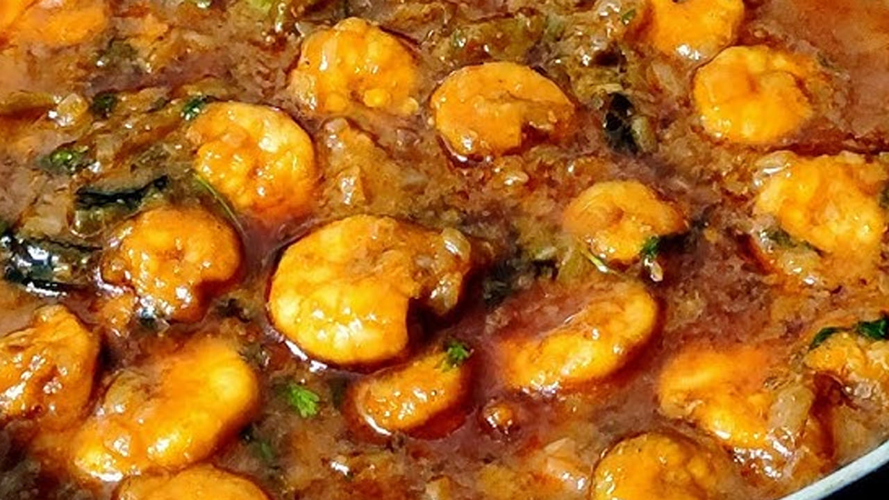 అయితే, వీటిని  మెత్తగా కాకుండా కొంచం గట్టిగా ఉడకబెట్టాలి. ఇలా చేస్తే తినేటప్పుడు కూర మంచి టేస్టీగా ఉంటాయి.  పాన్‌లో 1 టేబుల్ స్పూన్ ఆయిల్ వేసి, అది వేడయ్యాక దానిలో రొయ్యలు వేసి 10 నిమిషాల పాటు వేయించాలి. మొత్తానికి అలా ఉడికించకండి లేదంటే అవి  గట్టిగా అవుతాయి. వీటిని లైట్‌గా వేపి ఒక దానిలో పక్కన పెట్టుకోవాలి. 