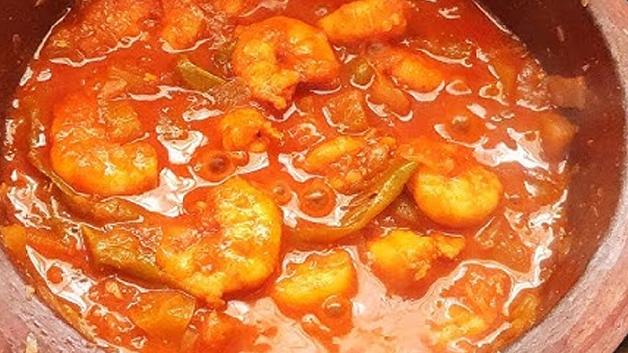 మళ్ళీ అదే పాన్‌లో కొద్దిగా ఆయిల్ వేసి అది వేడయ్యాక నాలుగు కరివేపాకు ఆకులు , 5 పచ్చిమిర్చి కూడా దీనిలో వేసి బాగా వేయించాలి. తర్వాత ఉల్లిపాయలు వేసి గోల్డెన్ బ్రౌన్ అయ్యే వరకు వేయించాలి. అల్లం వెల్లుల్లి పేస్ట్ వేసి ముద్ద వాసన పోయే వరకు కుక్ చేయాలి. ఆపై టమాటాలు వేసి బాగా మెత్తగా అయ్యే వరకు ఉడికించాలి.
