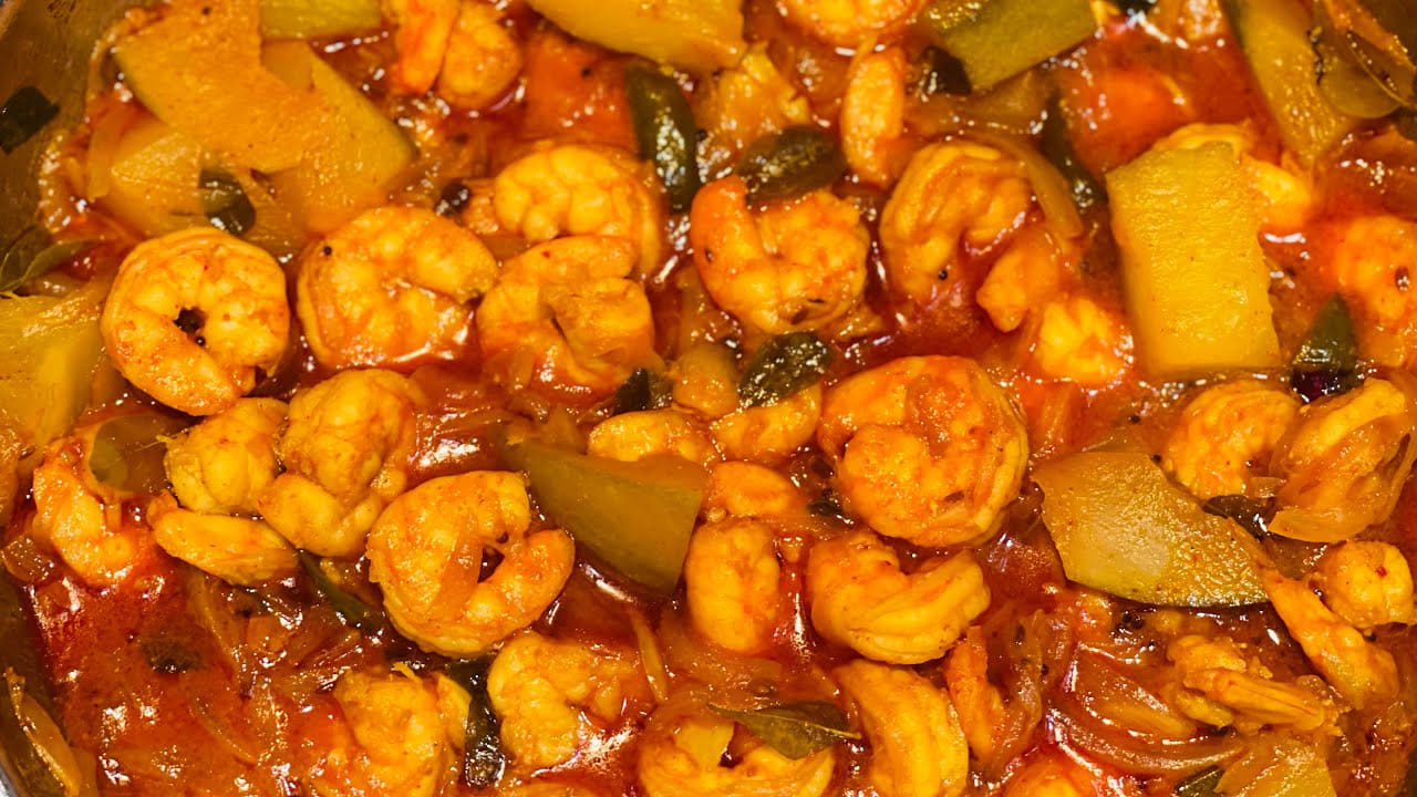 పచ్చి రొయ్యలు, కంద కూరకి కావాల్సిన పదార్దాలు :పావు కిలో పచ్చి రొయ్యలు, పావు కిలో కంద ముక్కలు, రెండు ఉల్లిపాయలు, రెండు టమాటాలు, మూడు పచ్చిమిర్చి,  ఒక టేబుల్ స్పూన్ అల్లం వెల్లుల్లి పేస్ట్, అర టేబుల్ స్పూన్ పసుపు, ఒక టేబుల్ స్పూన్ కారం, ఒక టేబుల్ స్పూన్ ధనియాల పొడి, ఒక టేబుల్ స్పూన్ జీలకర్ర పొడి, ఒక టేబుల్ స్పూన్  గరం మసాలా, రుచికి సరిపడా ఉప్పు, 10 కరివేపాకు ఆకులు, అర కట్ట కొత్తిమీర, ఒక కప్పు చింతపండు రసం, మూడు టేబుల్ స్పూన్స్ నూనెను తీసుకోవాలి.
