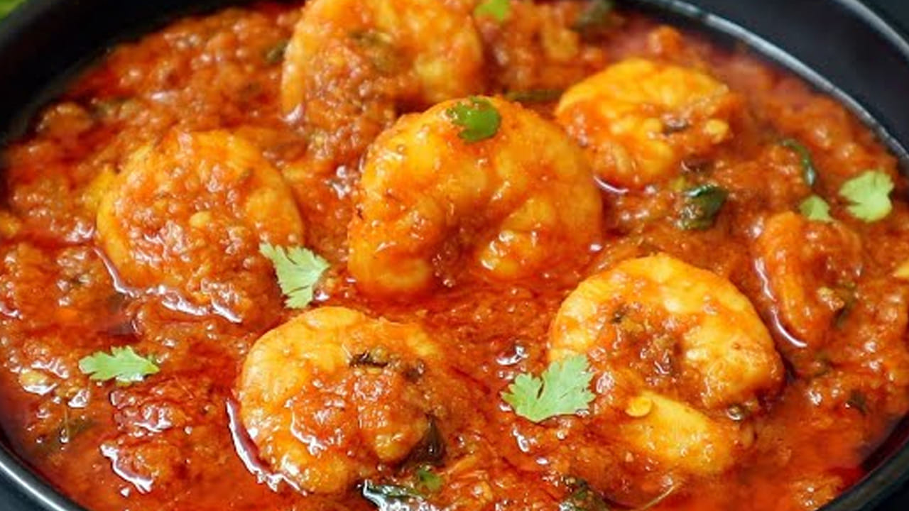 ఇప్పుడు ఈ మసాలాలో కొద్దిగా పసుపు,ఒక టేబుల్ స్పూన్ కారం, అర టేబుల్ స్పూన్ ధనియాల పొడి, కొద్దిగా జీలకర్ర పొడి వేసి వీటిని బాగా కలపాలి. ఉడికించిన కందను  వేసి  మూతపెట్టి 10 నిమిషాల పాటు బాగా ఉడికించాలి. వీటిని మసాలా కందలో కలుపుకోవాలి. చివర్లో  రొయ్యలు, చింతపండు రసం వేసి మీడియం మంట పై 5 నిమిషాల పాటు అలాగే ఉంచాలి.