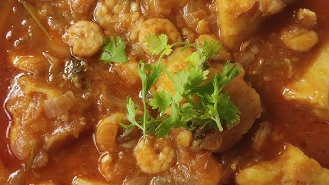 కంద, పచ్చి రొయ్యలను ఇలా ఉడికించుకోవాలి : ముందుగా పచ్చి రొయ్యలను తీసుకుని వాటిని క్లీన్ చేసి, దానిలో అర టేబుల్ స్పూన్ పసుపు, ఉప్పు కూడా వేసి 10 నిమిషాల పాటు పక్కన పెట్టుకోవాలి. ఇప్పుడు తాజా కందను తీసుకుని దానిని నాలుగు ముక్కలుగా చేసుకోవాలి.వాటిని ఉప్పు నీటిలో కొద్దీ సేపు నానబెట్టాలి. ఆ తర్వాత ఒక పాత్ర తీసుకుని కంద ముక్కలను వేసి మెత్తగా అయ్యేవరకు బాగా ఉడికించాలి. 