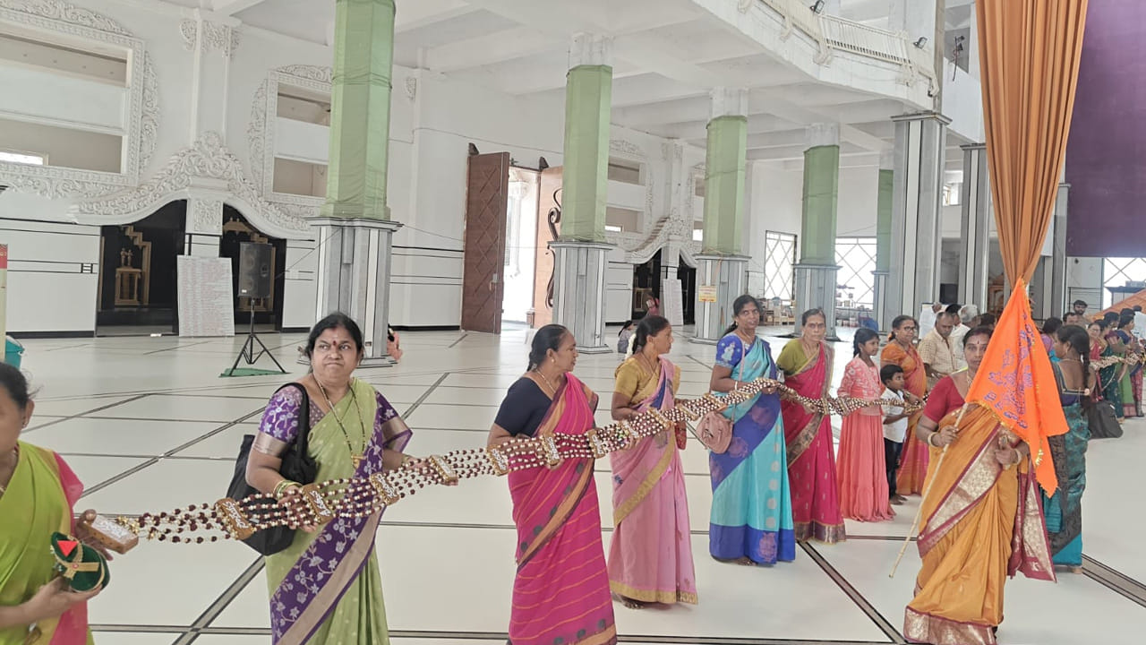 శ్రీ వాసవీ మాతకు 102 ఋషి గోత్ర నామాలతో భారీ రుద్రాక్ష మాల సమర్పణ