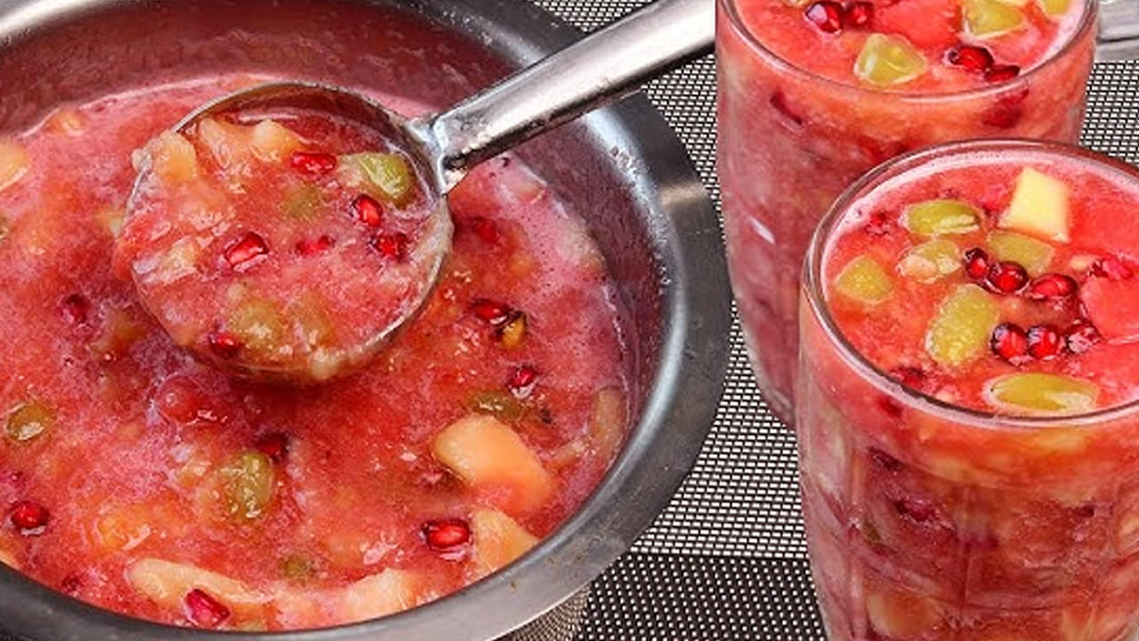 ఫ్రూట్స్ మిక్స్, సబ్జా జ్యూస్ రెసిపీకి  కావాల్సిన  పదార్థాలు: ఒక టేబుల్ స్పూన్ సబ్జా గింజలు,  ఒక గ్లాస్ పాలు లేదా నీరు, అర కప్పు మామిడి ముక్కలు, ఒక కప్పు అరటి ముక్కలు, అర కప్పు ఆపిల్ ముక్కలు, అర కప్పు పుచ్చకాయ ముక్కలు, రెండు టేబుల్ స్పూన్స్ తేనె, ఒక కప్పు ఐస్ క్యూబ్స్ , అర టేబుల్ స్పూన్ యాలకుల పొడిని తీసికోవాలి. 
