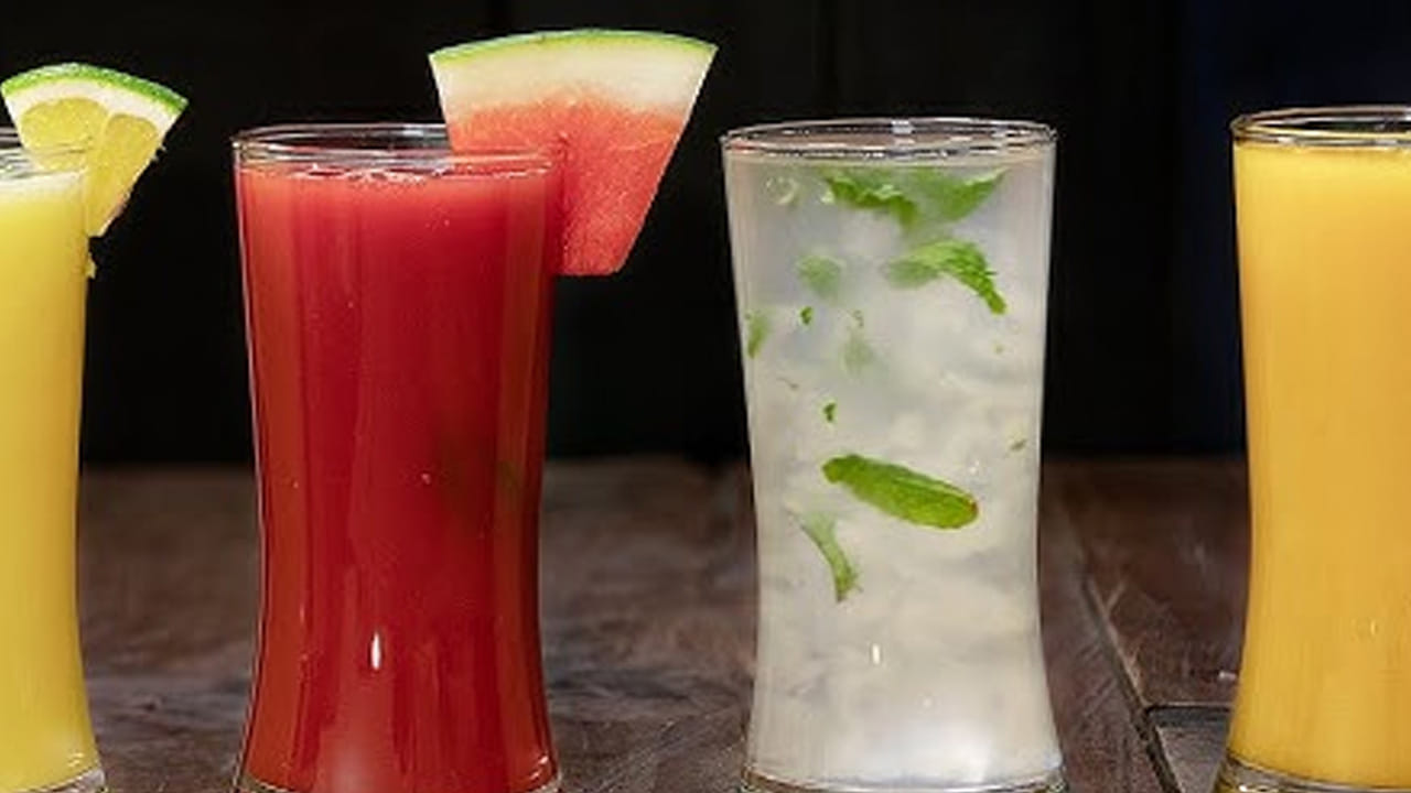 ముందుగా సబ్జా గింజలు , ఫ్రూట్స్ ను ఇలా చేసుకోవాలి: ముందుగా  సబ్జా గింజలను ఒకసారి నీటిలో కడిగి కనీసం 20 నిమిషాల పాటు  నానబెట్టాలి. అవి నీటిలో నానిన తర్వాత అవి పెద్దగా అవుతాయి. అరటి, ఆపిల్, పుచ్చకాయ , మామిడి పండ్లను తీసుకుని వాటిని క్లీన్ చేసి చేసి  ముక్కలుగా  పెట్టుకోవాలి. వీటిని మిక్సీ జార్‌లో వేసి మెత్తగా అయ్యే వరకు పట్టుకోవాలి.
