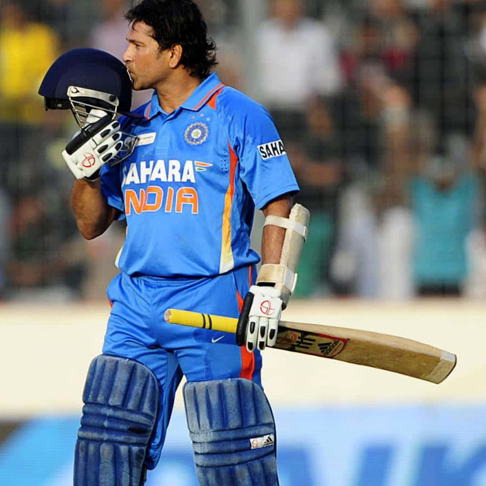 సచిన్ తన భార్య అంజలి కంటే 6ఏళ్ళు చిన్న అన్న విషయం తెలిసిందే.. అంజలిని సచిన్ ప్రేమించి పెళ్లాడాడు. అయితే అంజలి కంటే ముందు సచిన్ ఓ టాలీవుడ్ హీరోయిన్ ను ఘాడంగా ప్రేమించాడట.. ఇద్దరూ ప్రేమించుకోవడమే కాదు చట్టపట్టాలేసుకు తిరిగారట.. ఇంతకూ ఆ హీరోయిన్ ఎవరో కాదు.