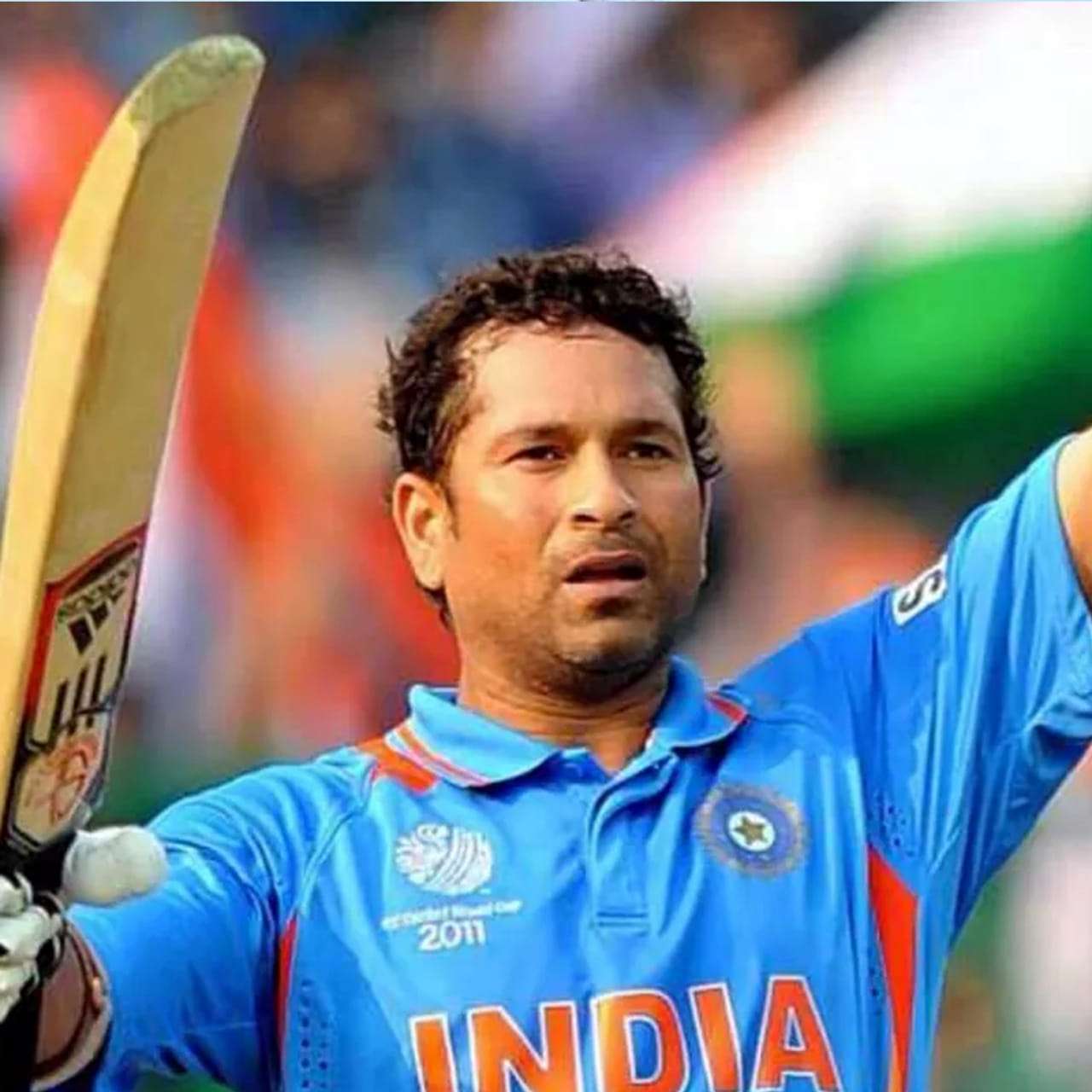  సచిన్ టెండూల్కర్ ఈ పేరే ఓ సంచనలం. క్రికెట్ లో సచిన్ క్రియేట్ చేయని రికార్డ్ లేదు.. ఎలాంటి పిచ్ పైనైనా సరే రఫ్ఫాడించగలడు సచిన్. క్రికెట్ నుంచి సచిన్ విరామం తీసుకున్నపటికీ ఆయన గురించి అభిమానులు ఎదో ఒక సందర్భంలో తలుచుకుంటూ ఉంటారు.