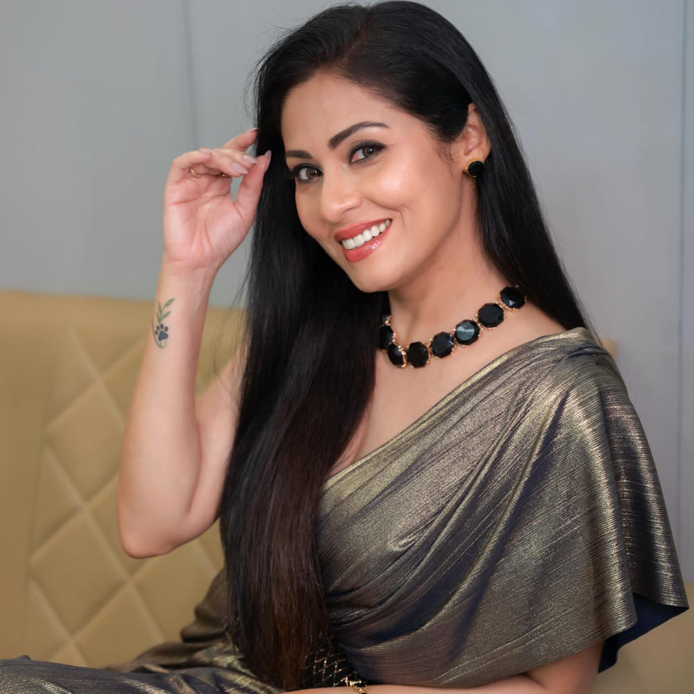 గతంలో సదా జయం సినిమా గురించి చేసిన కామెంట్స్ ఇప్పుడు వైరల్ గా మారాయి. జయం సినిమాలో ఓ సన్నివేశంలో నటించడానికి చాలా ఇబ్బంది పడ్డానని ఇంటికెళ్లి మరీ ఏడ్చాను.. ఇప్పటికి కూడా ఆ సీన్ ఎందుకు చేశానా అని చాలా బాధపడ్తాను అని తెలిపింది.