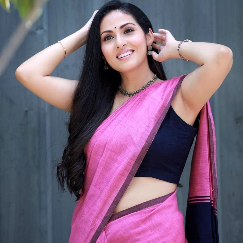 జయం సినిమాలో విలన్ గోపీచంద్ కూడా సదాను ప్రేమిస్తాడు. అయితే సదా ప్రేమించిన నితిన్ ముందు ఆమె బిగ్గపై నాలుకతో నాకుతాడు. ఈ సన్నివేశం చేసేటప్పుడు చాలా ఇబ్బందిపడ్డాను అని సదా తెలిపింది. నేను ఆ సన్నివేశంలో నటించాను అని దర్శకుడికి ముందే చెప్పినా కూడా ఆయన వినిపించుకోలేదట. ఆ సీన్ సినిమాకు హైలైట్ అవుతుందని చెప్పి తనతో చేయించారట. ఆతర్వాత ఇంటికెళ్లి పదేపదే మొహాన్ని కడుక్కున్నా అని తెలిపింది సదా. కానీ జయం సినిమాతో తనకు ఎంతో పేరు వచ్చిందని తెలిపింది. 