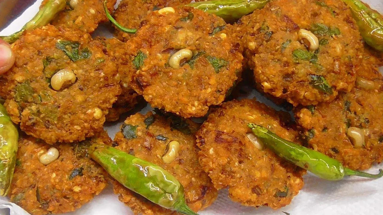 
కావాల్సిన పదార్థాలు: ఒక కప్పు సజ్జ పిండి,  రెండు ఉల్లిపాయలు, అర కప్పు క్యారెట్ తురుము, కొత్తిమీర, రెండు పచ్చిమిర్చి, ఒక టేబుల్ స్పూన్ అల్లం పేస్ట్, అర టీ స్పూన్ జీలకర్ర, రుచికి సరిపడా ఉప్పు,  తగినంత నీరు, నూనెను తీసుకోవాలి. 