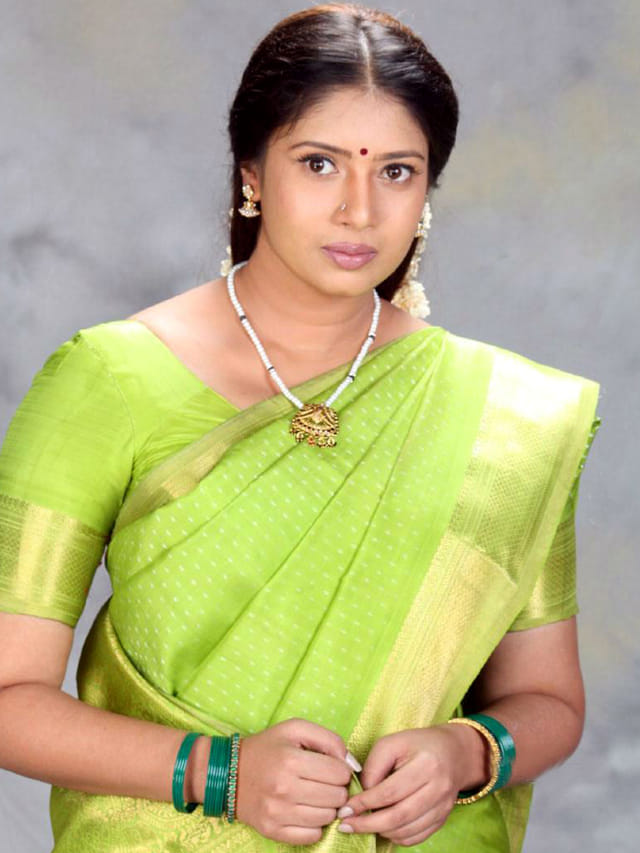 ఒకప్పటి క్రేజీ హీరోయిన్ సంఘవి ఇప్పుడు ఎలా ఉన్నారో చూశారా..