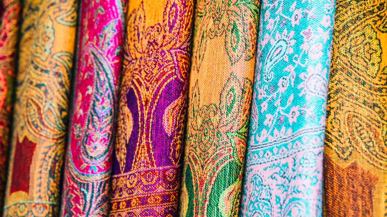  కాటన్ చీరలకు గంజి పెట్టి ఉతకకూడదు. చీరకు ఉన్న దారాలు బలహీనపడి తెగిపోయే అవకాశం ఉంది ఇంకా రంగు కూడా వెలిసిపోతోంది. వీటిని మంచిగా ఆరబెట్టకపోతే, రంగులు వెలిసిపోతాయి. ఆ తరవాత చీరను కట్టుకోకుండా అయిపోతోంది. కాబట్టి, ఖచ్చితంగా పెట్టాల్సిన చీర అయితేనే పెట్టండి లేదంటే పెట్టకండి. 
