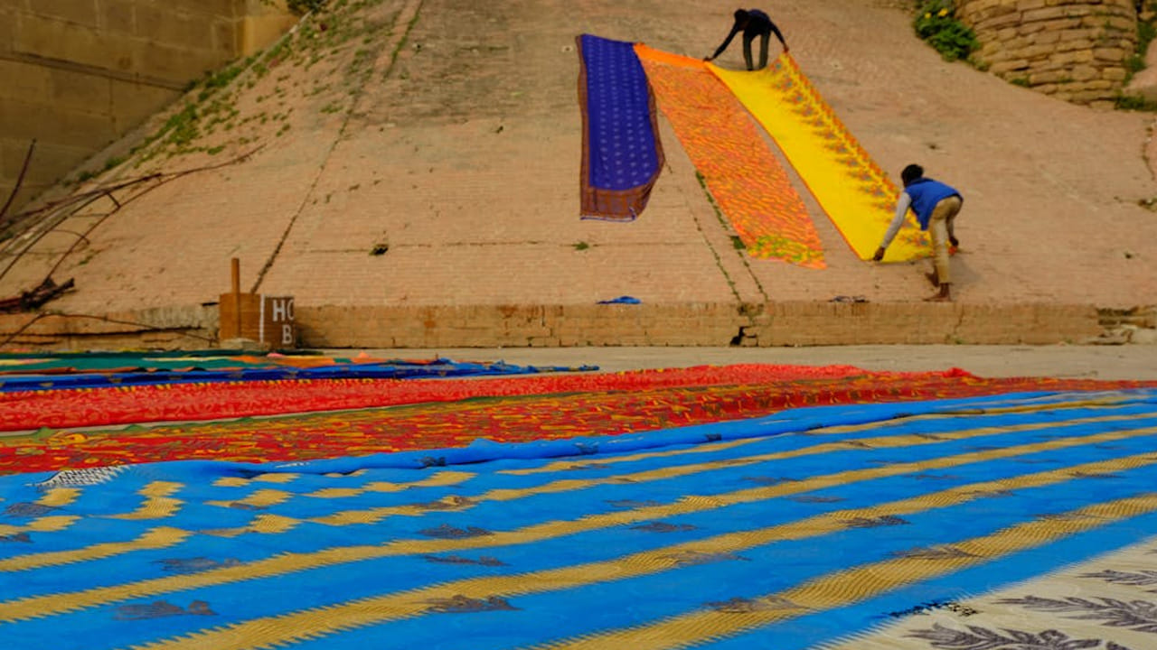 కొత్త చీరలకు గంజి పెట్టొచ్చా? పెడితే ఏం జరుగుతుందో తెలుసా? గంజి ఫ్రీగా వస్తుందని కొత్త చీరలకు పెడుతున్నారా? అయితే పెట్టే ముందు ఒకసారి ఈ విషయాలు కూడా తప్పక తెలుసుకోండి. లేదంటే, ఇవి చినిగిన పోయే అవకాశం ఉంది కాబట్టి , ఇప్పటి నుంచి పెట్టేటప్పుడు చాలా జాగ్రత్తగా ఉండండి. 