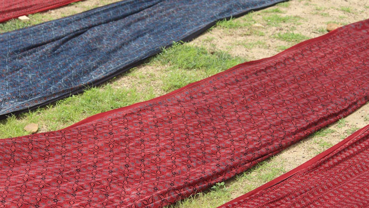  వేసవికాలంలో గంజిని పెట్టొచ్చా ? చీరలు నిటారుగా అయిపోయి, కట్టుకోవడానికి ఇబ్బందిగా అవుతాయి. ఇంకా ముఖ్యంగావేసవికాలంలో గంజి పెట్టిన చీరలు ఎక్కువ  వేడిని కలిగిస్తాయి. ఇంకా గంజి బియ్యం నుండి వస్తుంది కాబట్టి, వీటికి కీటకాలు, పురుగులను పట్టి చీర మొత్తం పాడైపోవచ్చు