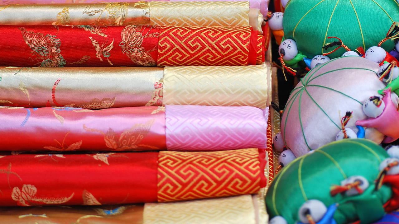 ఆడవాళ్లు ఫంక్షన్స్ వెళ్ళి రాగానే కాటన్,  హ్యాండ్లూమ్ చీరలకు అదే పనిగా గంజి పెడుతుంటారు. ఇది ఇప్పటి నుంచి ఎప్పటి నుంచో ఉన్న పద్ధతి. అయితే, దీని వలన చీరలు కొత్తగా కనిపిస్తాయి.  దీని వలన లాభాలు కంటే, నష్టాలే ఎక్కువగా ఉన్నాయి. గంజి పెట్టిన చీరలను నిల్వ ఉంచితే, బూజు పడుతుంది. 