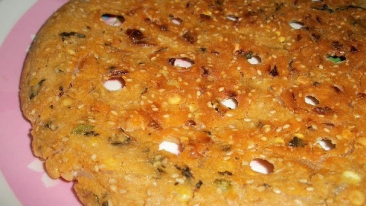 తయారీ విధానం : ముందుగా బియ్యం పిండి తీసుకోవాలి. దానిని జల్లెడ పట్టి పక్కన పెట్టుకోవాలి. సర్వపిండి పెట్టడానికి రెండు గంటల మందు శనగపప్పు నానబెట్టుకోవాలి. అలాగే పచ్చి మర్చి, ఆనియన్, జీలకర్ర, వెల్లుల్లి రెబ్బలు వేసి మిక్సీ పట్టుకోవాలి. అలాగే పల్లీలు, నువ్వు లైటుగా వేయించి పక్కన పెట్టుకోవాలి. కరివేపాకు, కొత్తిమీర, ఇవన్నీ సన్నగా తరిగి పక్కన పెట్టుకోవాలి.