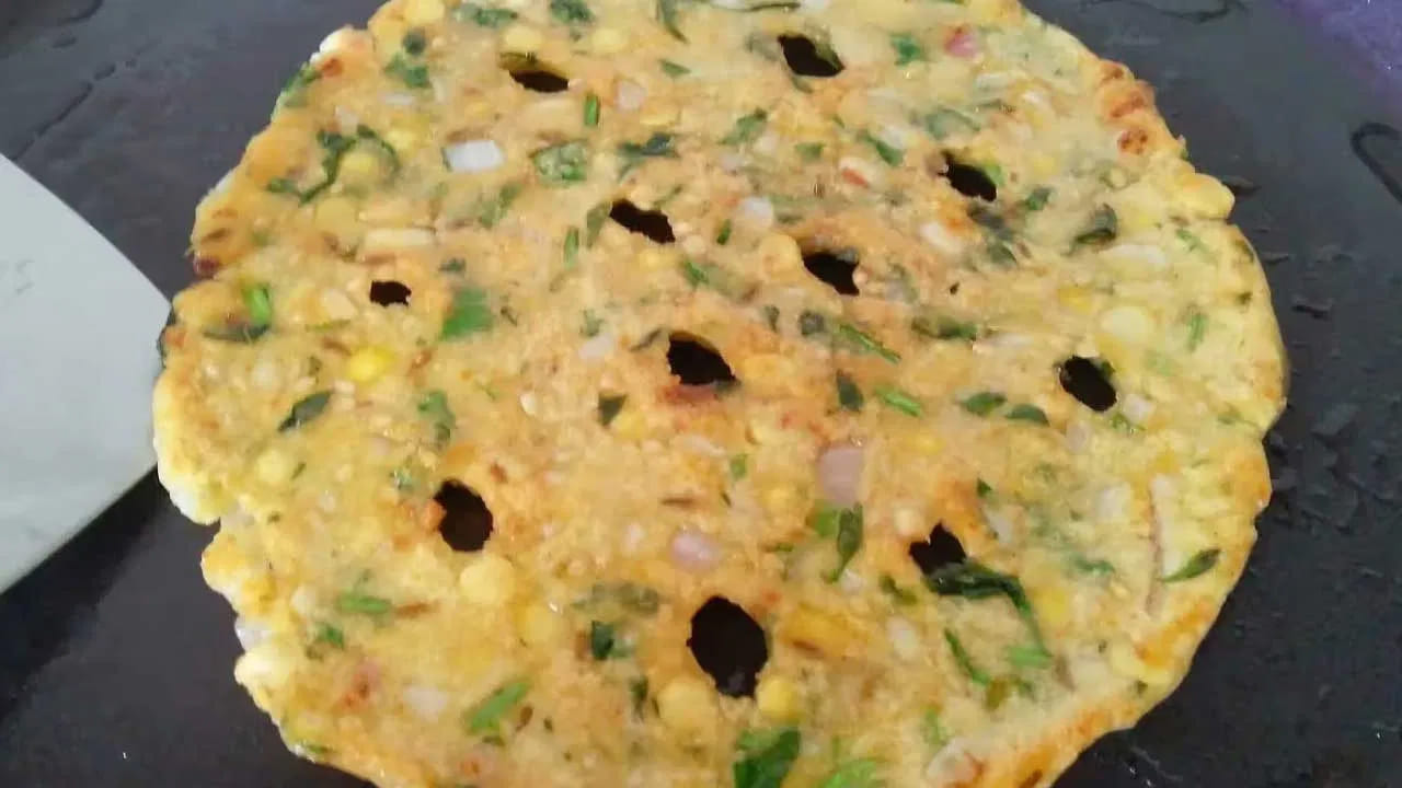 ఇప్పుడు ఒక బౌల్ తీసుకొని అందులో మూడు కప్పుల బియ్యం పిండి వేసుకోవాలి. ఇప్పుడు అందులో నానబెట్టిన వేరుశనగలు, పల్లీలు, నువ్వులు, కరివేపాకు, కొత్తిమీర, ఉల్లి కాడలు తరిగినవి, అన్నీ వేయాలి. తర్వాత మిక్సీ పట్టుకున్న పచ్చి మిర్చి పేస్ట్ వేయాలి. ఇప్పుడు అందులోకి తగినంత సాల్ట్ వేసి, కొన్ని కొన్ని నీళ్ళు పోస్తూ మంచిగా కలుపుకోవాలి. మరీ మెత్తగా మరీ గట్టిగా కాకుండా నార్మల్‌గా కలుపుకోవాలి. చివరలో కొంచెం నూనె పోసి మంచిగా పిండి కలుపుకోవాలి. దీనిని 5 నిమిషాల పాటు పక్కన పెట్టుకోవాలి.