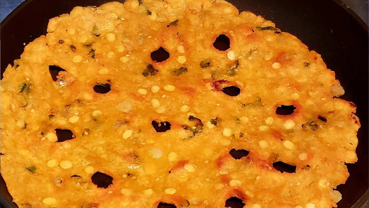 ఇప్పుడు సర్వపిండి బౌల్స్ తీసుకోవాలి. అందులో వన్ టీ స్పూన్ నూనె పోసి, మనం కలిపి పెట్టుకున్న పిండిని చిన్న చిన్న ముద్దలుగా తీసుకొని ఆ బౌల్స్ ఆకారం, సర్వపిండి ఆకారంలో చేతులతో మంచిగా ఒత్తుకోవాలి. ఇలా చేతి వేళ్లతో పల్చగా స్ప్రెడ్ చేసుకోవడం వలన సర్వపిండి చాలా టేస్టీగా ఉంటుంది. ఇలా మూడు లేదా నాలుగు బౌల్స్‌కు సర్వపిండి మంచిగా పెట్టి పక్కన పెట్టుకోవాలి.