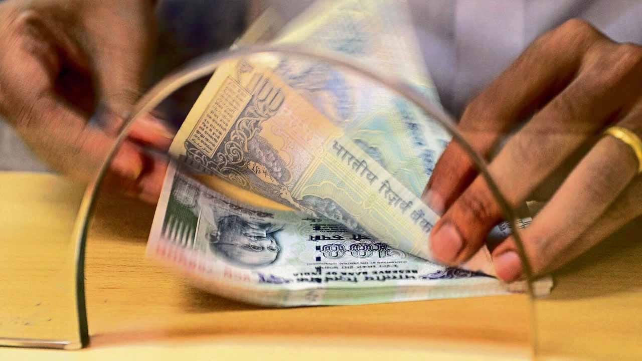  వయోవృద్ధులకు (80+ సంవత్సరాలు): 80 ఏళ్లు పైబడిన పౌరులు రూ.4 లక్షలపై రూ.1,70,097 అత్యధిక వడ్డీని పొందుతారు. మెచ్యూరిటీ సమయంలో వారి ఖాతాకు మొత్తం రూ.5,70,097 జమ అవుతుంది.