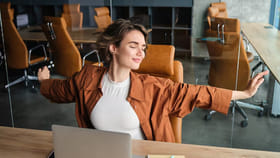 ఆఫీసు పని ఒత్తిడితో సతమతమవుతున్నారా? డెస్క్ యోగాతో రీఛార్జ్ !