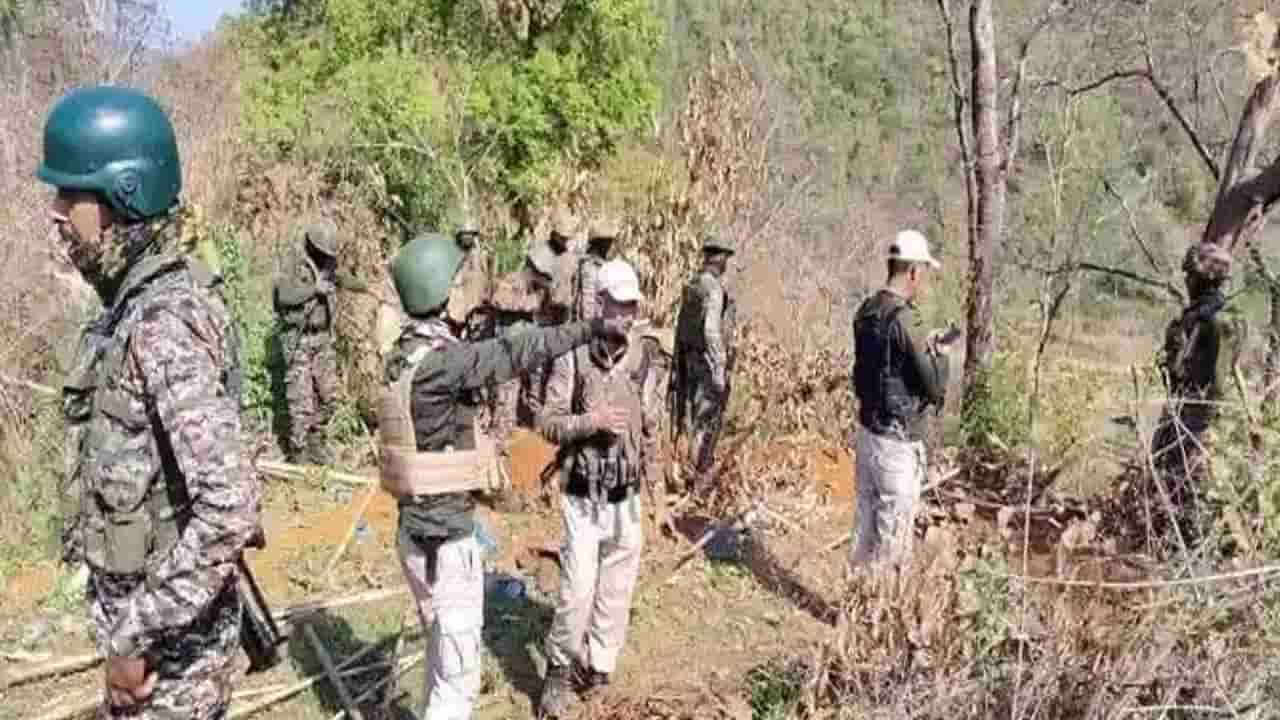 భద్రతా దళాలు భారీ ఆపరేషన్.. 21 బంకర్లు ధ్వంసం, 13 ఐఈడీలు స్వాధీనం..!