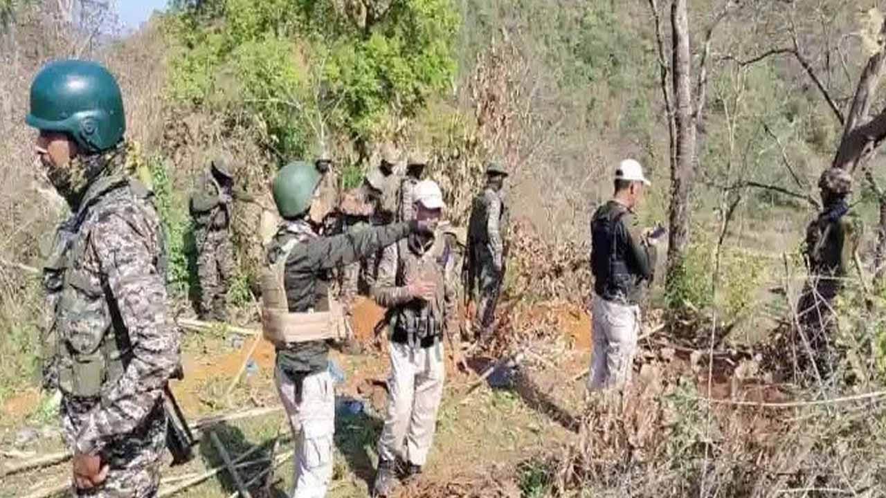 భద్రతా దళాలు భారీ ఆపరేషన్.. 21 బంకర్లు ధ్వంసం, 13 ఐఈడీలు స్వాధీనం..!