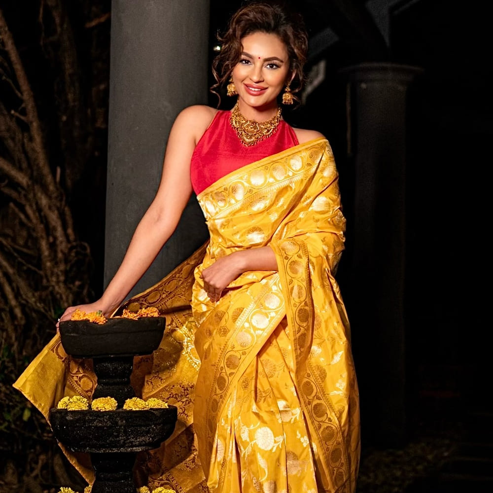 అవకాశాలు లేక తన గ్లామర్ తో దర్శక నిర్మాతలను ఆకర్షిస్తున్న ఈ అమ్మడు ఎవరో కాదు.. తెలుగులో చేసిన మొదటి సినిమాతోనే మంచి విజయాన్ని అందుకుంది. తన అందం, అభినయంతో కట్టిపడేసింది. కానీ ఆతర్వాత అంతగా సక్సెస్ అందుకోలేకపోయింది. వరుసగా సినిమాలు చేసినప్పటికీ అంతగా హిట్స్ అందుకోలేదు.