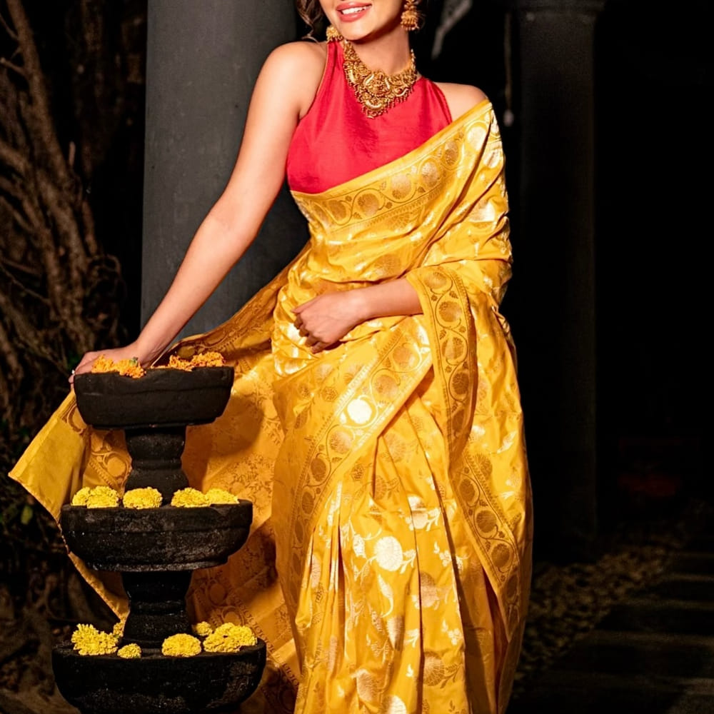 వరుసగా సినిమాలు చేసి ఆ తర్వాత అవకాశాలు లేక సోషల్ మీడియాతోనే గడిపేస్తున్న హీరోయిన్స్ చాలా మంది ఉన్నారు. వారిలో ఈ అమ్మడు ఒకరు. ఈ చిన్నది చేసింది 12 సినిమాలు కానీ హిట్స్ మాత్రం ఒకటి రెండు మాత్రమే.. హిందీలోనూ ట్రై చేసింది కానీ .. అక్కడా లాభం లేకుండా పోయింది.