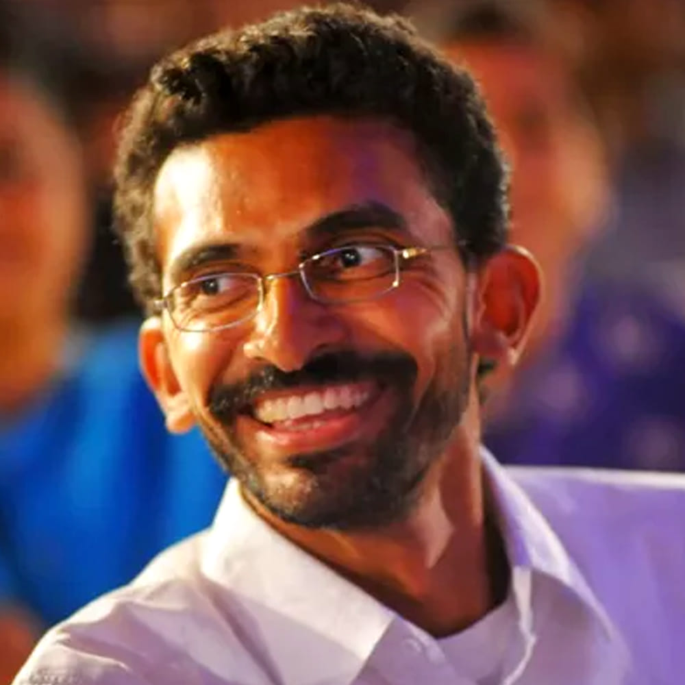 దర్శకుడు శేఖర్ కమ్ముల.. టాలీవుడ్ లో సెన్సిబుల్ దర్శకుడిగా పేరు తెచ్చుకున్నారు శేఖర్ కమ్ముల. ఆయన సినిమాలు ఎంతో సహజంగా, సామాన్య ప్రేక్షకులకు బాగా దగ్గర ఉంటాయి. మన చుట్టూ జరిగే కథలనే సినిమాలుగా తెరకెక్కించి మంచి విజయాలను అందుకున్నారు ఈ స్టార్ డైరెక్టర్. గతంలో ఓ ఇంటర్వ్యూలో శేఖర్ కమ్ముల మాట్లాడుతూ..  బాక్స్ ఆఫీస్ కలెక్షన్లు, రికార్డులపై పెద్దగా దృష్టి పెట్టకపోయినా, సినిమాకు పెట్టిన పెట్టుబడి తిరిగి రావాలని తాను కోరుకుంటానని ఆయన తెలిపారు. తన కెరీర్‌లో తీసిన చిత్రాలు ఆర్థికంగా ఎప్పుడూ నష్టపోలేదని ఆయన గర్వంగా చెప్పారు.