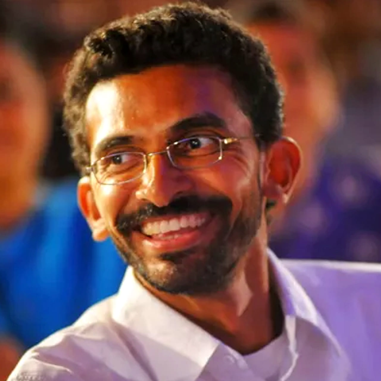 దర్శకుడు శేఖర్ కమ్ముల.. టాలీవుడ్ లో సెన్సిబుల్ దర్శకుడిగా పేరు తెచ్చుకున్నారు శేఖర్ కమ్ముల. ఆయన సినిమాలు ఎంతో సహజంగా, సామాన్య ప్రేక్షకులకు బాగా దగ్గర ఉంటాయి. మన చుట్టూ జరిగే కథలనే సినిమాలుగా తెరకెక్కించి మంచి విజయాలను అందుకున్నారు ఈ స్టార్ డైరెక్టర్. గతంలో ఓ ఇంటర్వ్యూలో శేఖర్ కమ్ముల మాట్లాడుతూ..  బాక్స్ ఆఫీస్ కలెక్షన్లు, రికార్డులపై పెద్దగా దృష్టి పెట్టకపోయినా, సినిమాకు పెట్టిన పెట్టుబడి తిరిగి రావాలని తాను కోరుకుంటానని ఆయన తెలిపారు. తన కెరీర్‌లో తీసిన చిత్రాలు ఆర్థికంగా ఎప్పుడూ నష్టపోలేదని ఆయన గర్వంగా చెప్పారు.