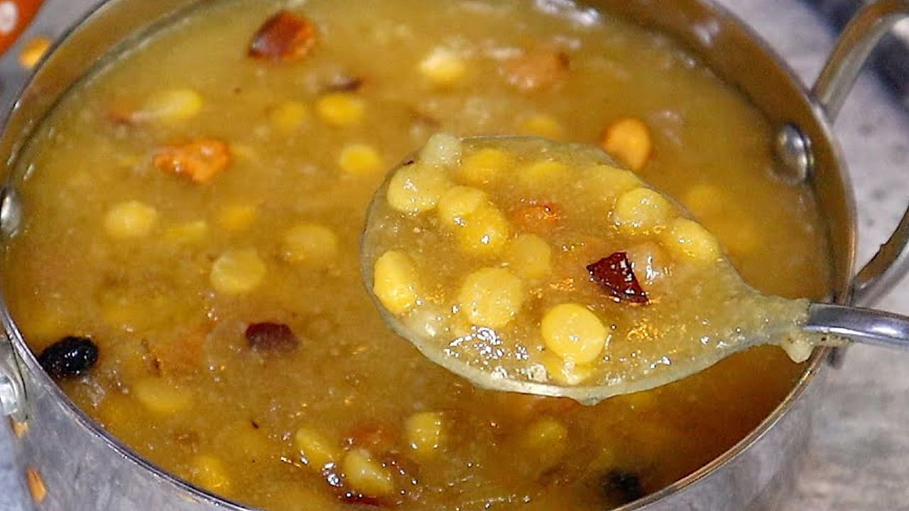 ముందుగా గ్యాస్ స్టవ్ మీద పాన్ పెట్టి ఒక టేబుల్ స్పూన్ నూనె లేదా నెయ్యి వేసి సేమియాను వేయించుకోవాలి. అలాగే, ఇంకో పాత్రలో శెనగపప్పును ఉడకపెట్టుకోవాలి. ఆ తర్వాత  ఒక గిన్నెలోకి తీసుకుని వాటిని మెత్తగా అయ్యేలా  మిక్స్ అయ్యేలా పట్టుకోవాలి. అలాగే, బెల్లాన్ని కూడా తీసుకోవాలి.  