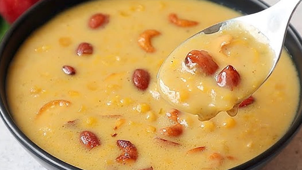 ఇక ఇప్పుడు గ్యాస్ వెలిగించి దాని మీద ఒక తెపాలా పెట్టి మూడు కప్పుల పాలు పోసి బాగా మరిగిన తర్వాత  బెల్లం తురుమును వేసి దానిలో ఒక టేబుల్ స్పూన్ యాలకుల పొడి వేసి బాగా మిక్స్ అయ్యేలా కలుపుకోవాలి.
