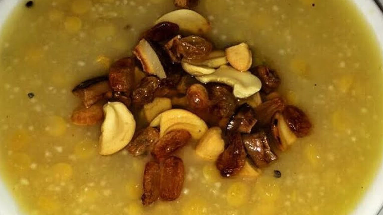 శెనగపప్పు పాయసాన్ని బాగా ఉడకనివ్వాలి.  ఇలా చేస్తే   రుచి కరంగా ఉంటుంది. ఆ తర్వాత వీటిలో మూడు టేబుల్ స్పూన్స్ నెయ్యి, 10 బాదం పప్పులు, కిస్ మిస్ లు, జీడీపప్పులు కూడా వేసి, ఒక చిన్న గరిటేతో దీనిని మిక్స్ అయ్యేలా కలపాలి. అంతే, వేడి వేడి శెనగపప్పు పాయసం రెడీ.

