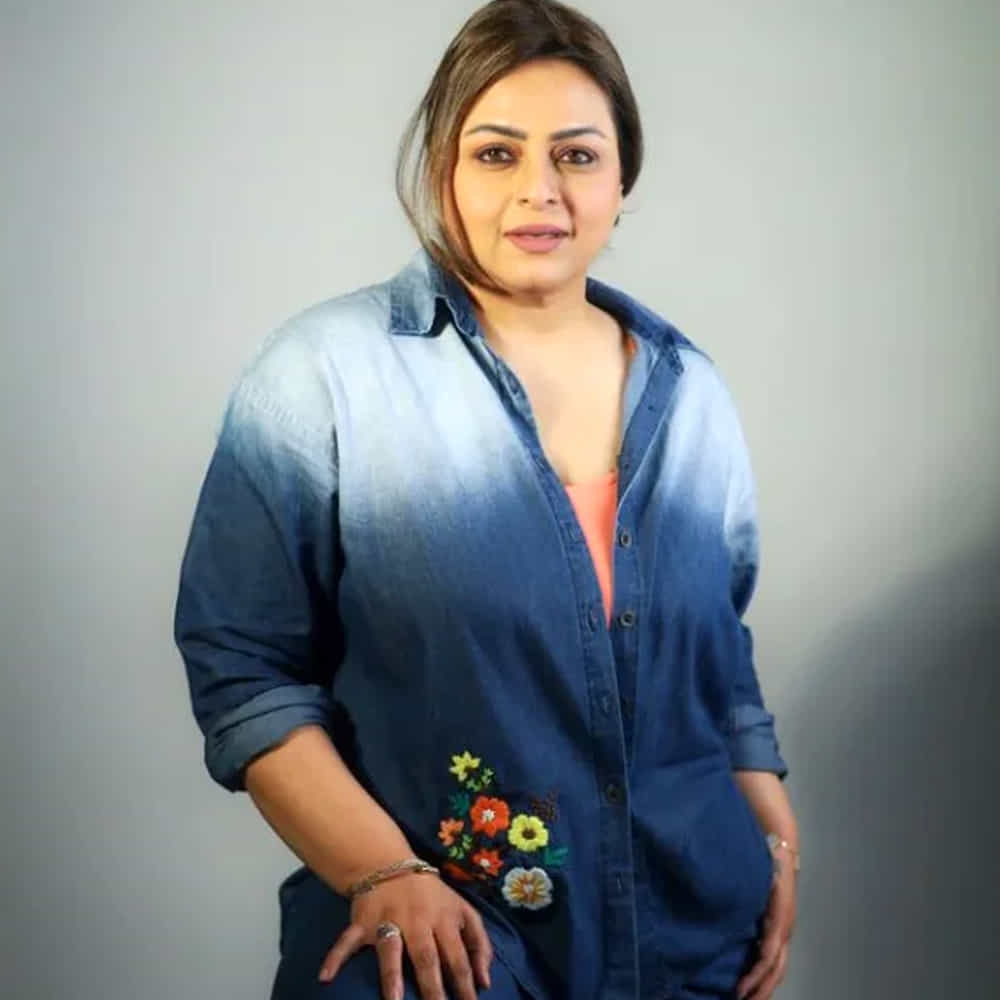 కానీ మేమిద్దరం ప్రేమించుకుంటున్నాం అనేవి రూమర్స్ పుట్టుకొచ్చాయి అని తెలిపింది. అలాగే సచిన్ కూడా ఈ రూమర్స్ పై ఓ సందర్భంలో మాట్లాడారు.. మీరు విన్న చెత్త రూమర్ ఏది అని అడ్దగా సచిన్ మాట్లాడుతూ.. “నేను, శిల్పా శిరోద్కర్ అఫైర్లో ఉన్నామనేదే ఆ రూమర్” అని సచిన్ అన్నారు.