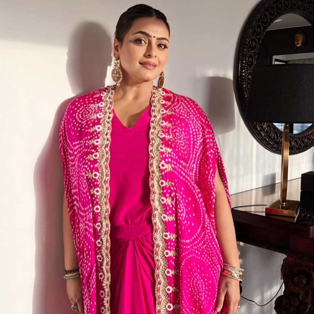 శిల్ప శిరోద్కర్.. బాలీవుడ్ లో ఈ ముద్దుగుమ్మ చాలా ఫెమస్. అంతే కాదు ఆమె మన సూపర్ స్టార్ మహేష్ బాబు మరదలు కూడా.. మహేష్ బాబు భార్య నమృత శిరోద్కర్ కు శిల్ప సొంత అక్క. అయితే సచిన్, శిల్ప ప్రేమలో ఉన్నారంటూ అప్పట్లో వచ్చిన వార్తల్లో నిజం లేదు.