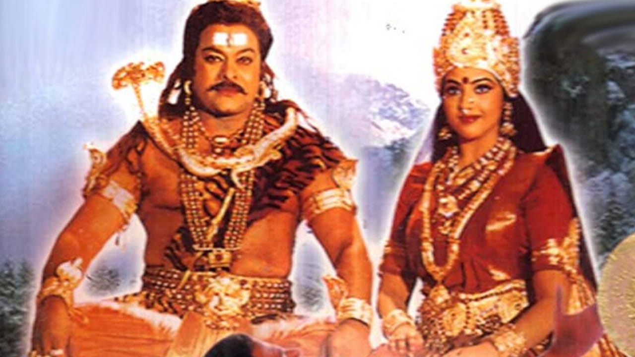 ఇక ఈ సినిమాలో టాలీవుడ్ మెగాస్టార్ చిరంజీవి, పార్వతిగా, మీనా, మంజు నాథుడిగా అర్జున్, సౌందర్య హీరోయిన్‌గా, సుమలత, బ్రహ్మానందం, తనికెళ్ల భరణి, అంబరీష్ ఇలా చాలా మంది ఫేమస్ యాక్టర్స్ నటించారు. అయితే ఈ సినిమాలోని ప్రతి పాట చాలా అద్భుతంగా ఉంటాయి.