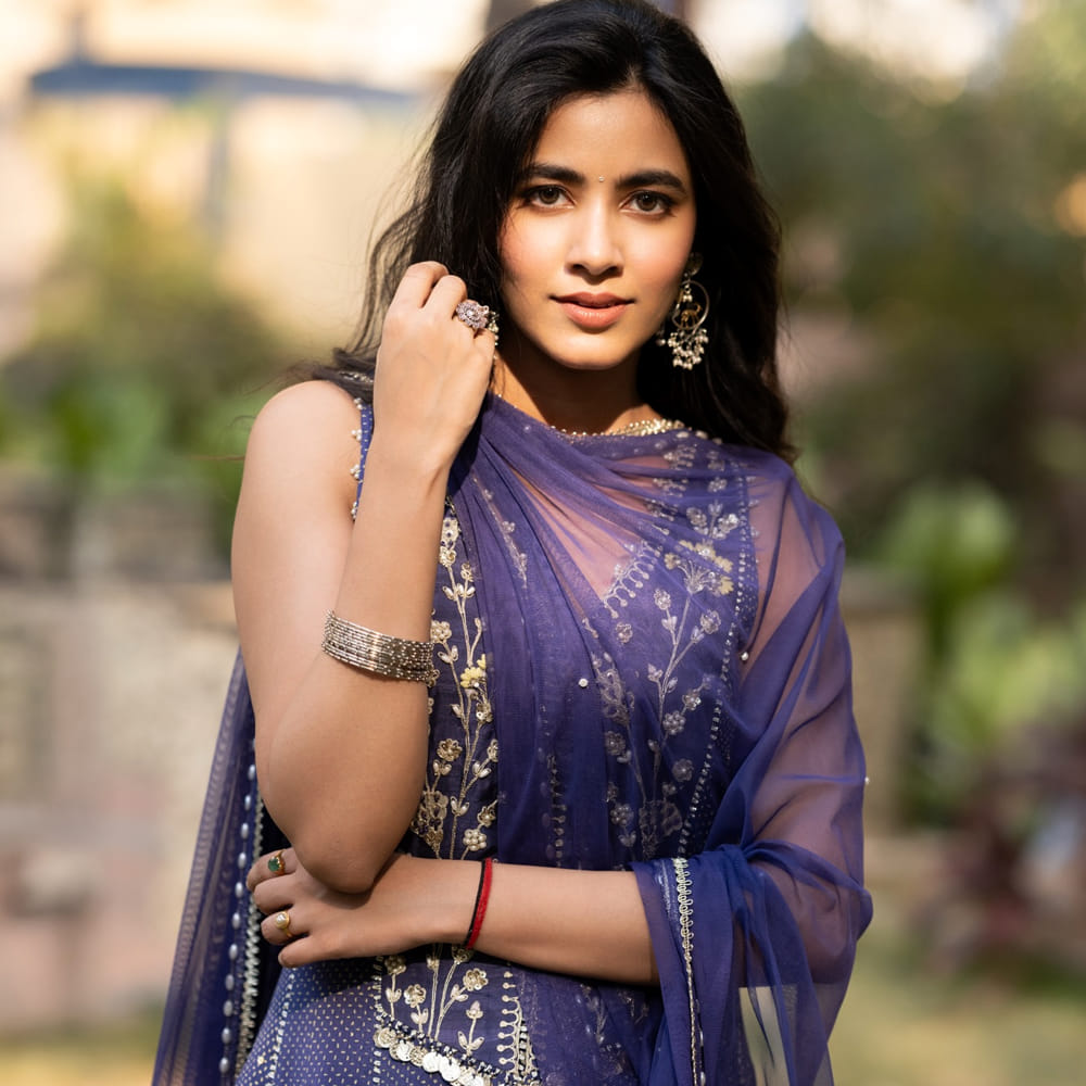 ఆమె తన సహజమైన అందం, నటనా నైపుణ్యంతో యువతలో మంచి క్రేజ్ సొంతం చేసుకుంటుంది. శివాని హైదరాబాద్కు చెందిన తెలుగు అమ్మాయి. తెలుగు నటీమణులకు సినిమా రంగంలో మరిన్ని అవకాశాలు రావాలని కోరుకుంటుంది ఈ భామ. ఇటీవలే సుహాస్ సరసన హే బలవంత్ అనే సినిమాలో నటించింది.